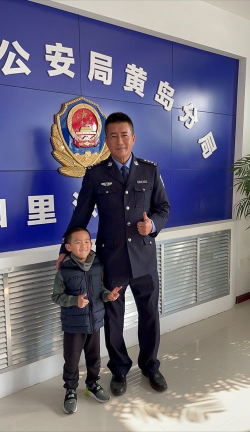 高曙光片場溫馨一幕 棉服暖爸與短袖嬌妻，四歲愛子神似父親引熱議